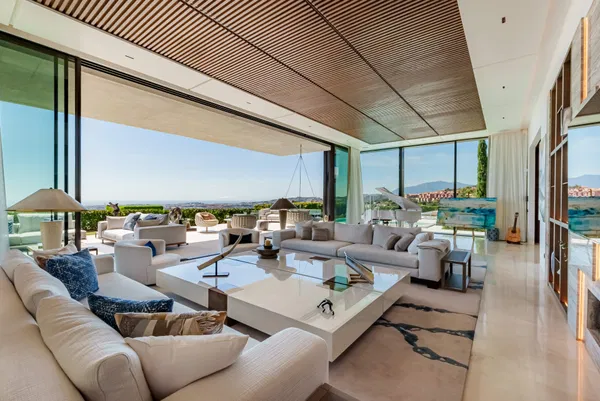 Prestigious hillside residence with panoramic sea and mountain views in La Quinta, Benahavis