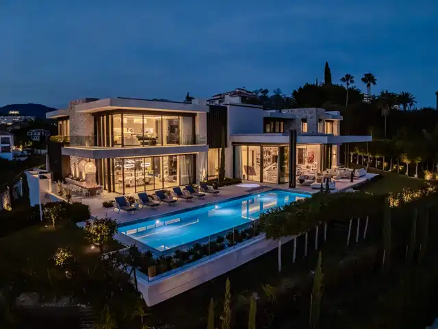 Prestigious hillside residence with panoramic sea and mountain views in La Quinta, Benahavis