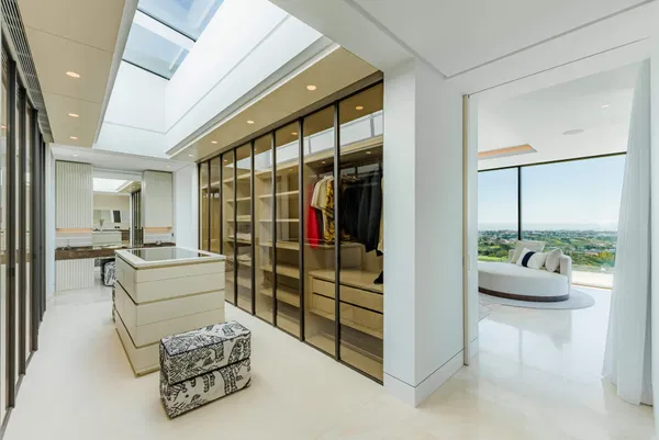 Prestigious hillside residence with panoramic sea and mountain views in La Quinta, Benahavis