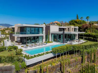 Prestigious hillside residence with panoramic sea and mountain views in La Quinta, Benahavis