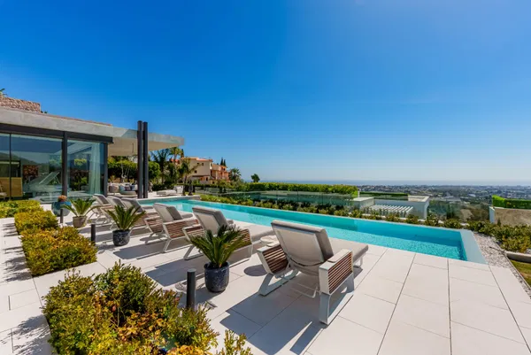 Prestigious hillside residence with panoramic sea and mountain views in La Quinta, Benahavis