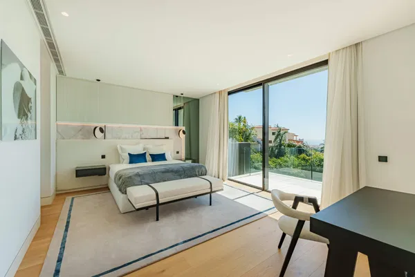 Prestigious hillside residence with panoramic sea and mountain views in La Quinta, Benahavis