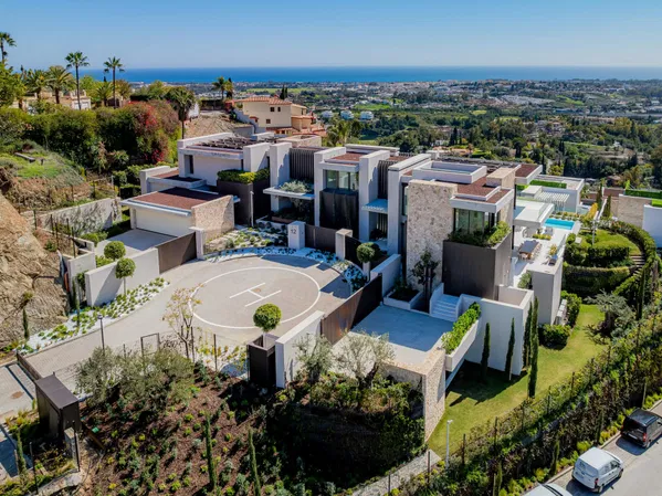 Prestigious hillside residence with panoramic sea and mountain views in La Quinta, Benahavis