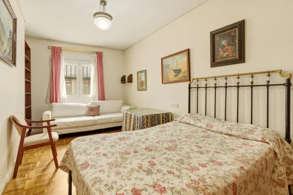 Classic residence with great potential on Paseo Reding, in the heart of La Malagueta, Málaga