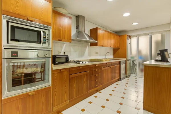 Classic residence with great potential on Paseo Reding, in the heart of La Malagueta, Málaga