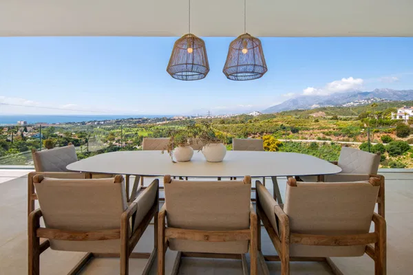 Refined contemporary villa with panoramic sea views in El Rosario, Marbella East