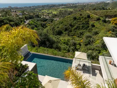 Refined contemporary villa with panoramic sea views in El Rosario, Marbella East