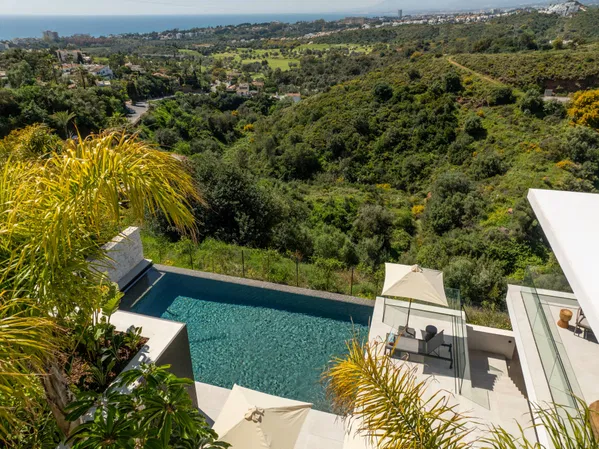 Refined contemporary villa with panoramic sea views in El Rosario, Marbella East