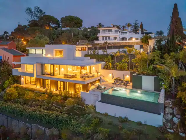 Refined contemporary villa with panoramic sea views in El Rosario, Marbella East