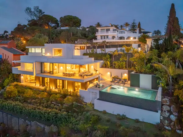 Refined contemporary villa with panoramic sea views in El Rosario, Marbella East