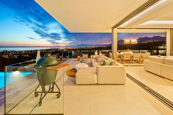 Refined contemporary villa with panoramic sea views in El Rosario, Marbella East