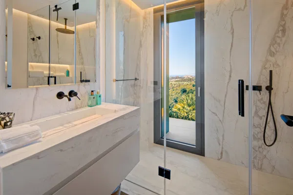 Refined contemporary villa with panoramic sea views in El Rosario, Marbella East