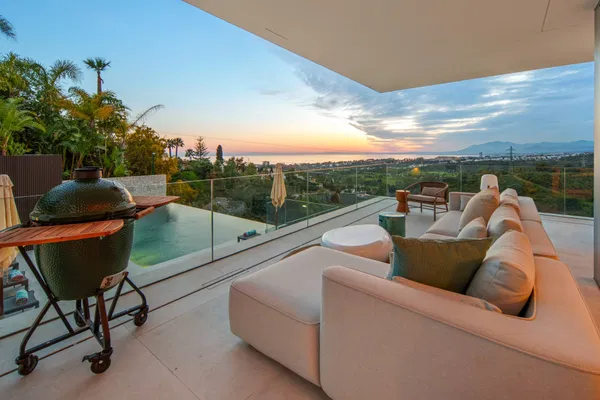 Refined contemporary villa with panoramic sea views in El Rosario, Marbella East