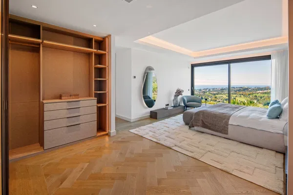 Refined contemporary villa with panoramic sea views in El Rosario, Marbella East