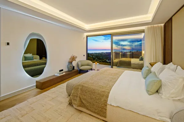 Refined contemporary villa with panoramic sea views in El Rosario, Marbella East