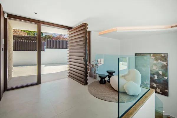 Refined contemporary villa with panoramic sea views in El Rosario, Marbella East