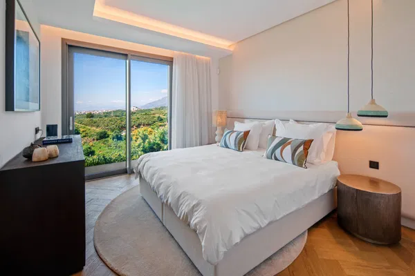 Refined contemporary villa with panoramic sea views in El Rosario, Marbella East