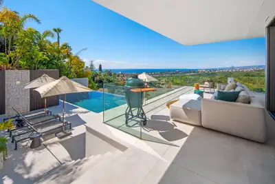Refined contemporary villa with panoramic sea views in El Rosario, Marbella East