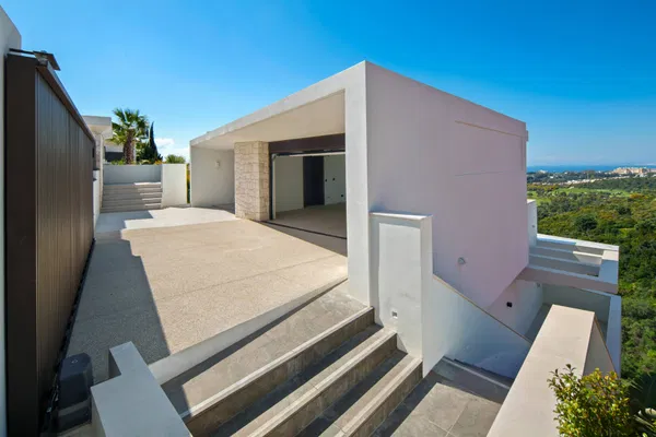 Refined contemporary villa with panoramic sea views in El Rosario, Marbella East