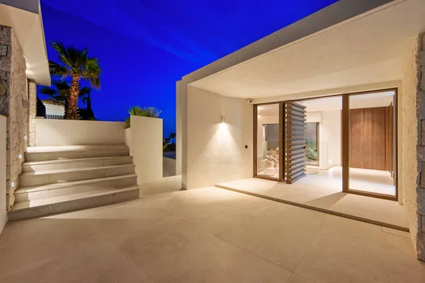 Refined contemporary villa with panoramic sea views in El Rosario, Marbella East