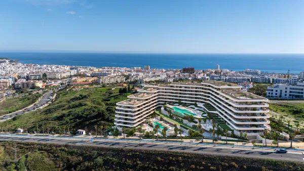 Elegant First Floor Apartment with Covered Terrace in Las Mesas, Estepona