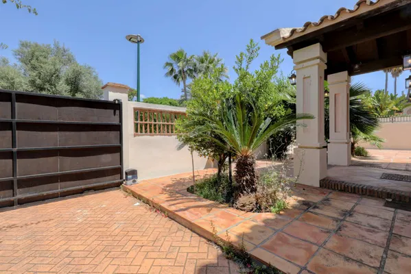 Mediterranean retreat in Cabopino: Villa with Heated Pool just 650m from the Beach
