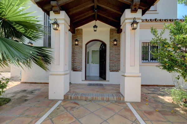 Mediterranean retreat in Cabopino: Villa with Heated Pool just 650m from the Beach